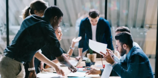 Welche der folgenden Aussagen beschreibt das Operational Period Briefing am besten